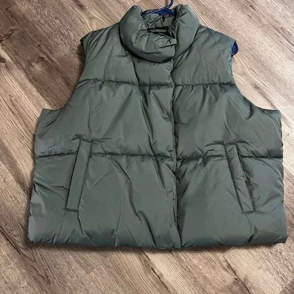Old Navy Quilted Puffer Vest NWT size L - Picture 2 of 8